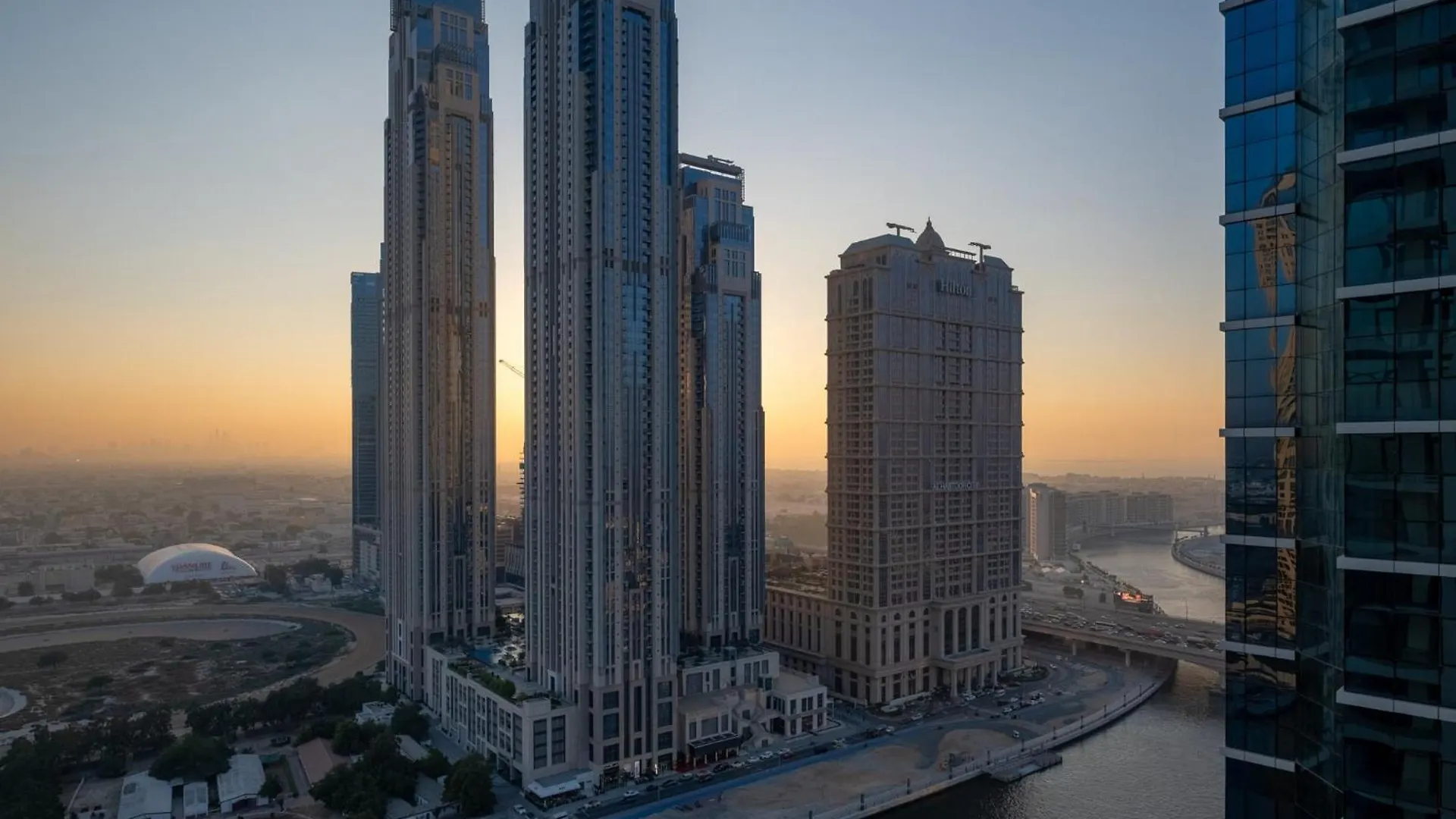 2Br Luxury Retreat - Stunning Canal And Sea View Dubai Apartment