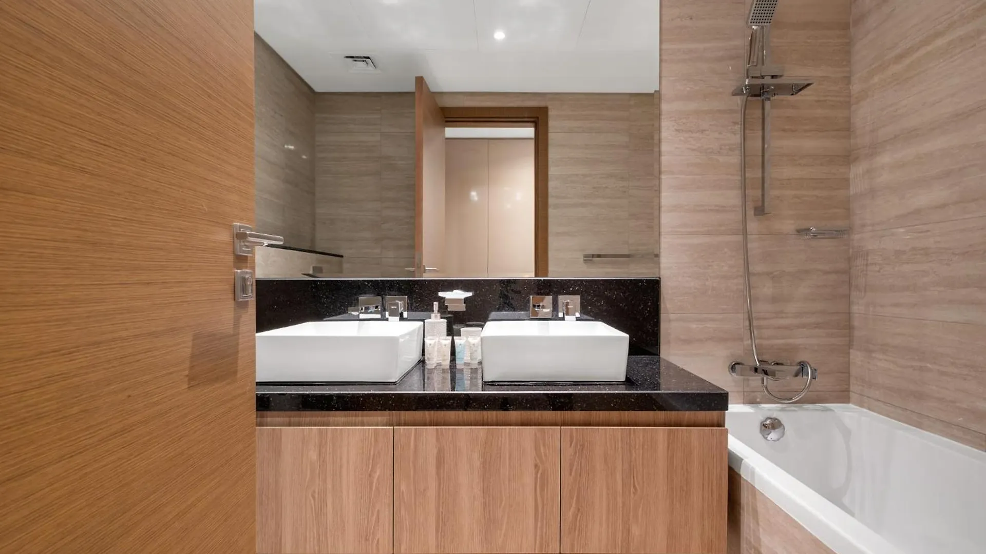 Apartment 2Br Luxury Retreat - Stunning Canal And Sea View Dubai United Arab Emirates