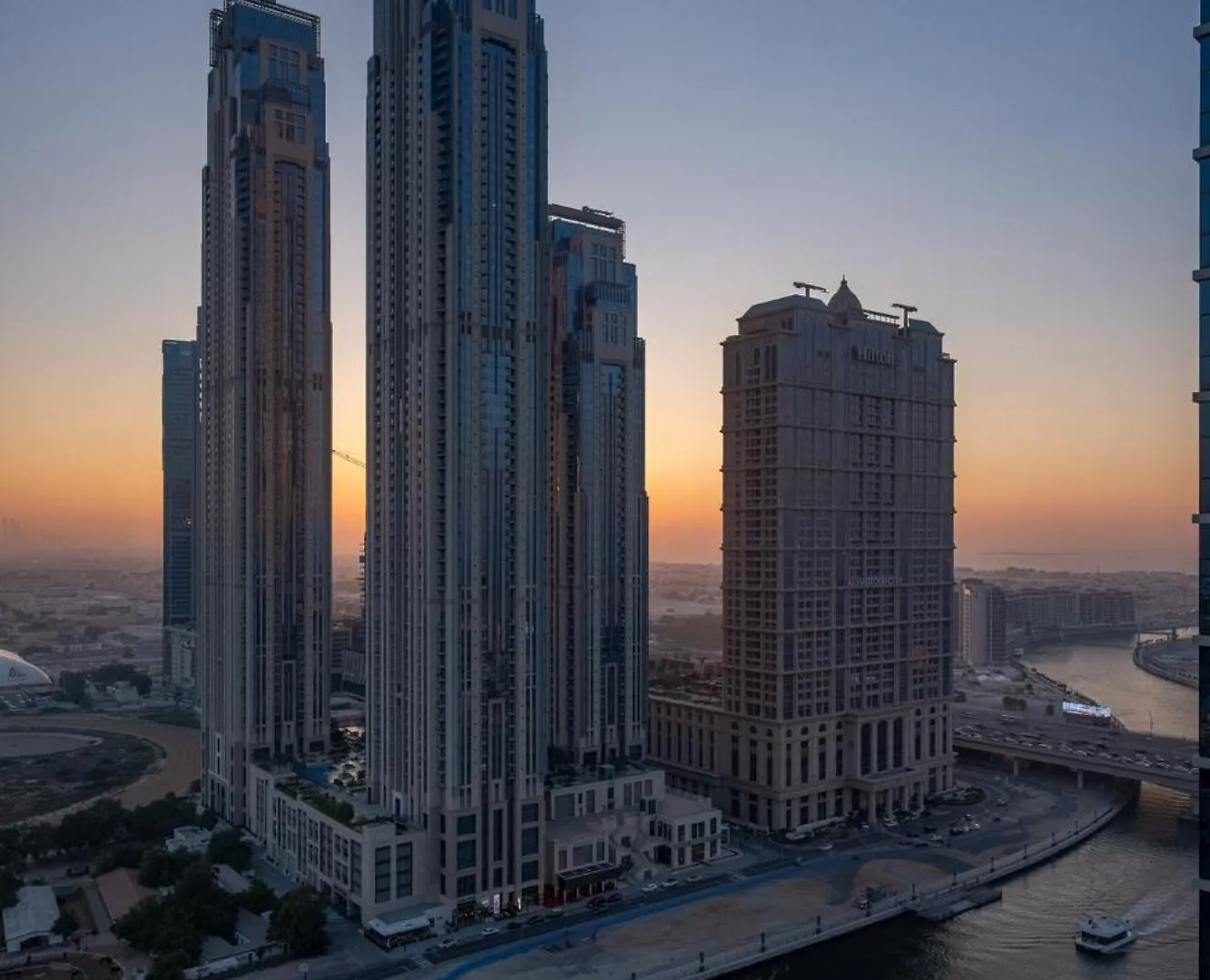 2Br Luxury Retreat - Stunning Canal And Sea View Dubai Apartment