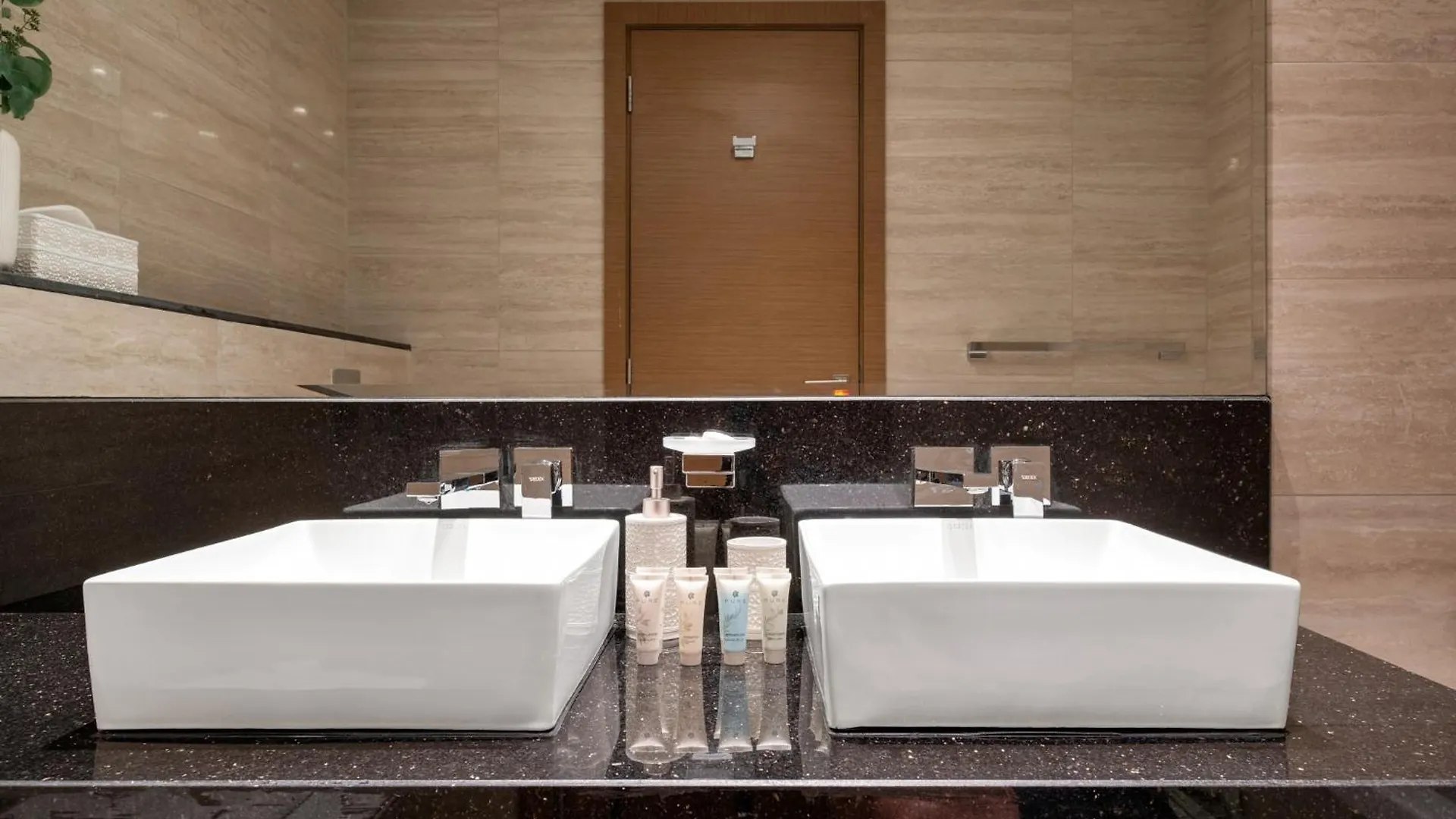 2Br Luxury Retreat - Stunning Canal And Sea View Dubai United Arab Emirates