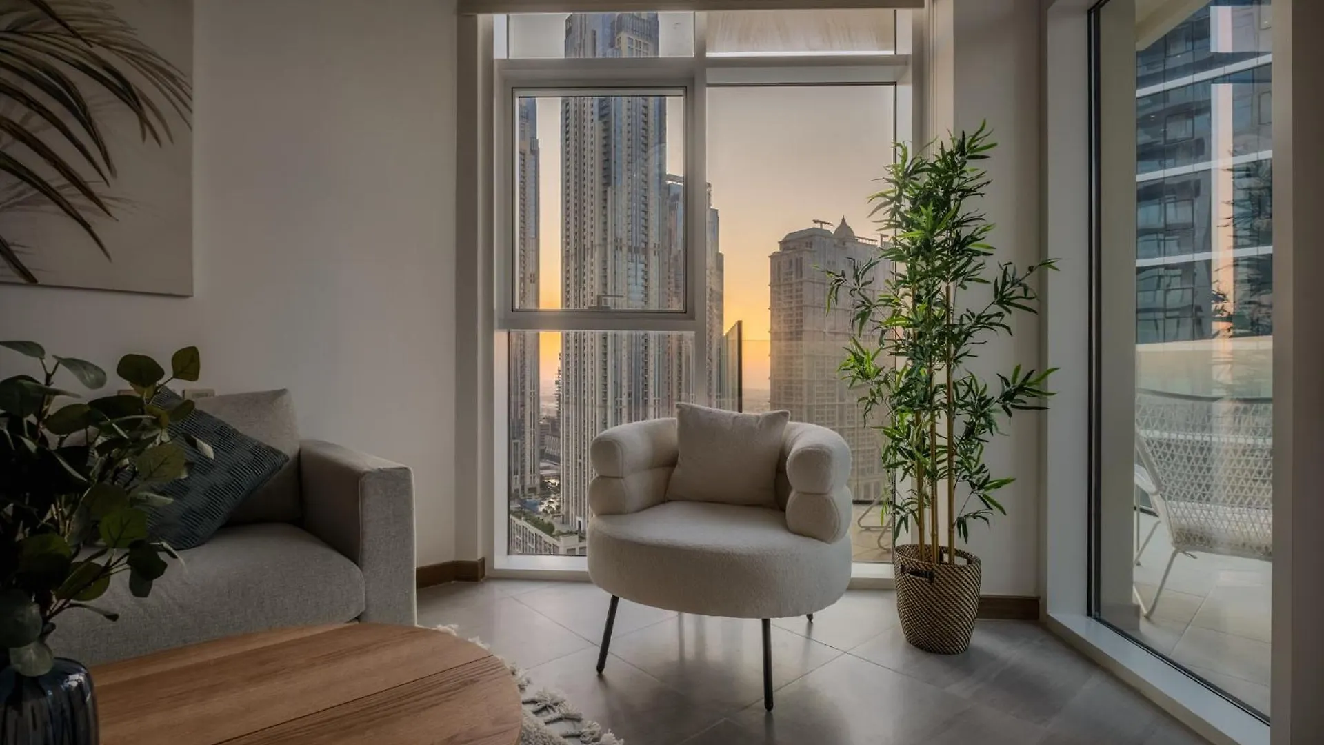 2Br Luxury Retreat - Stunning Canal And Sea View Dubai Apartment