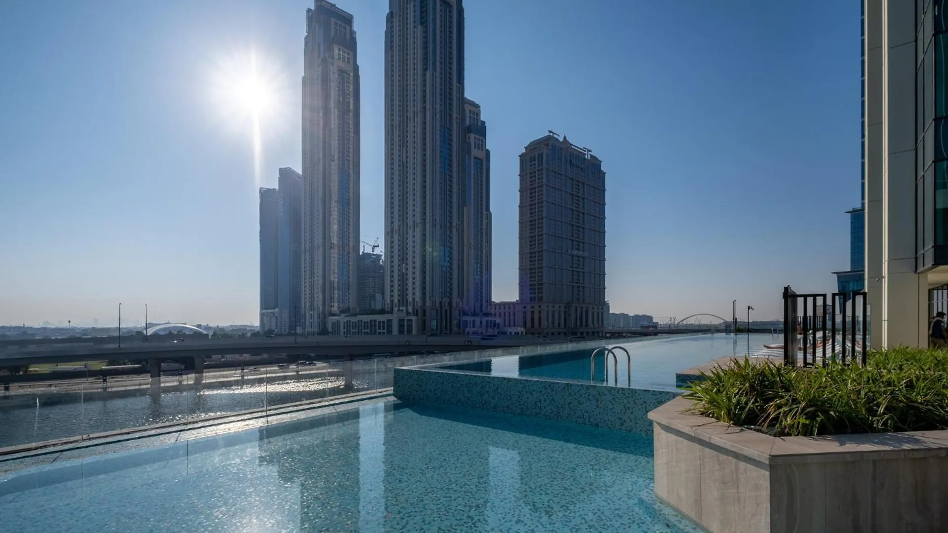 2Br Luxury Retreat - Stunning Canal And Sea View Dubai Apartment