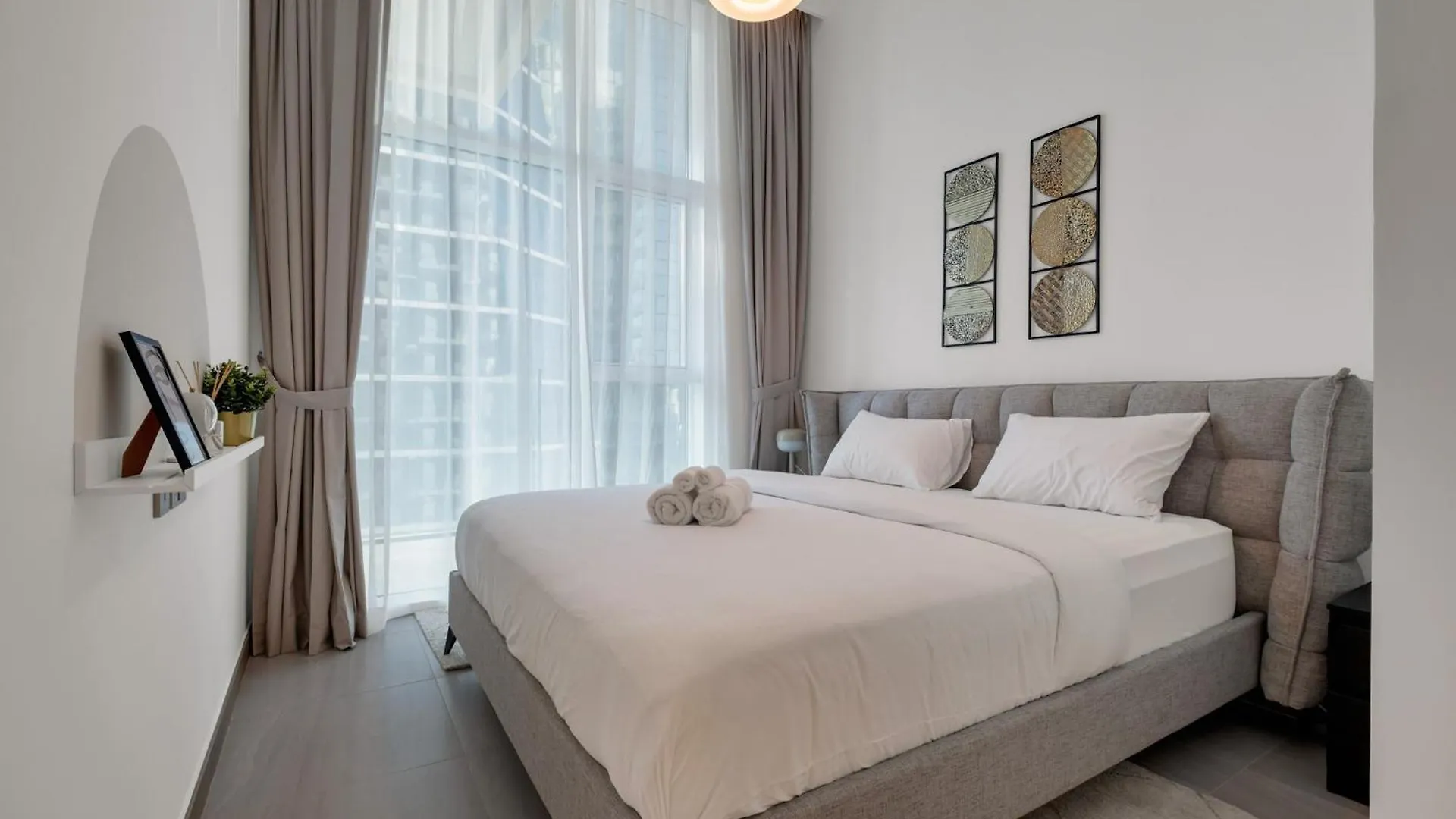 2Br Luxury Retreat - Stunning Canal And Sea View Dubai Apartment