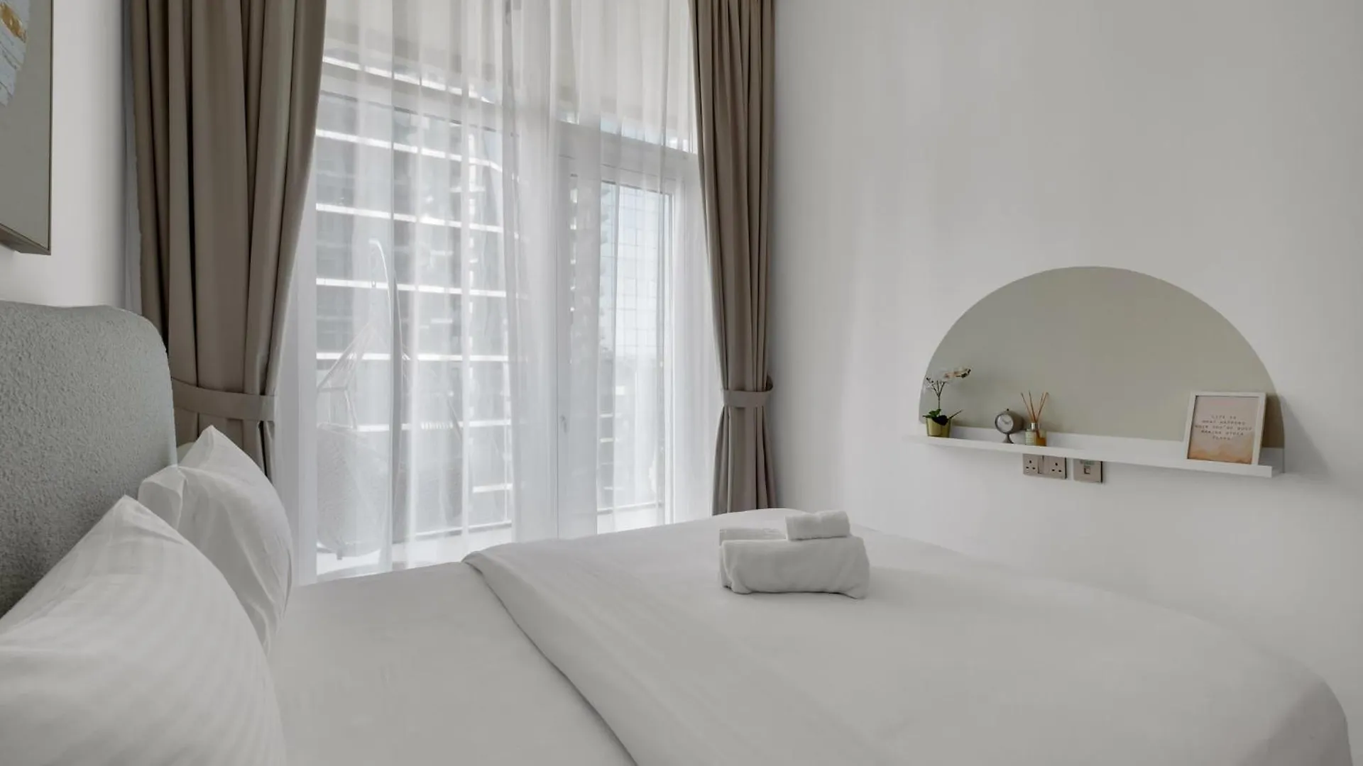 2Br Luxury Retreat - Stunning Canal And Sea View Dubai Apartment